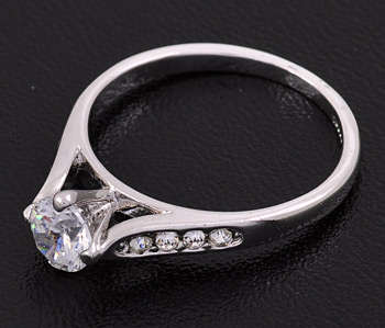 Stuning ring in 18ct gold Plating - size 7.5