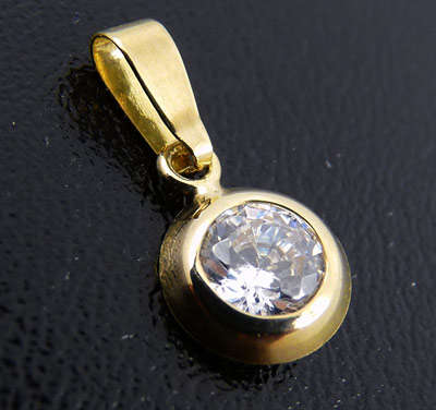 Stunning Solid 9ct Gold Pendant with a 5mm simulated Diamond