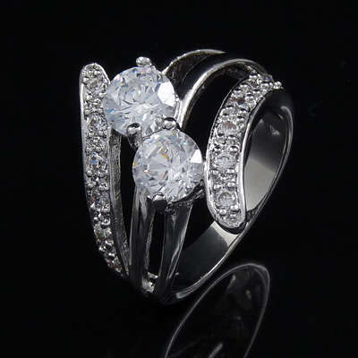 THINK VALENTINE'S !!!!! Stunning 18GP ring with diamond cz stones - Size 7