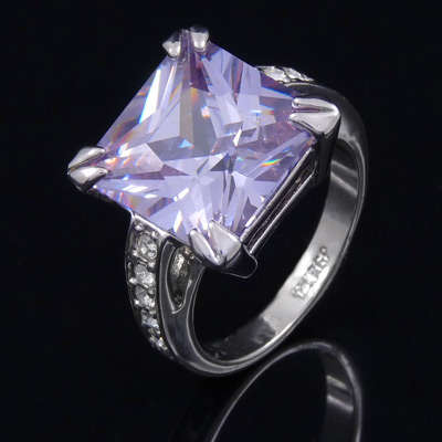 Stunning 18GP ring & Amethyst & diamond cz stones - Size 9