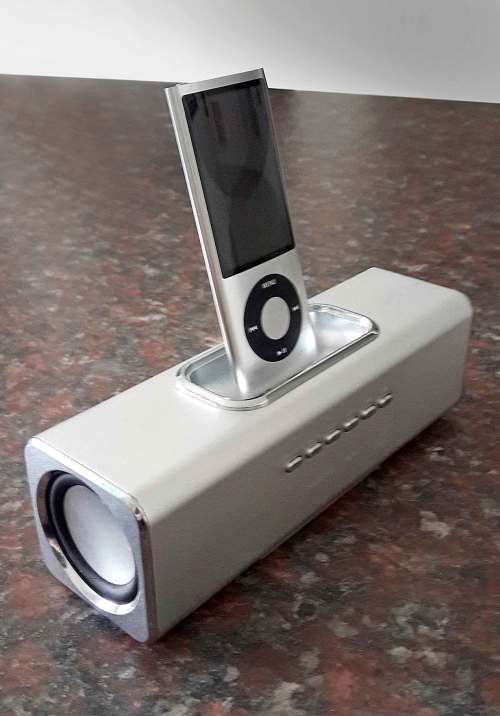 Ipod Nano 8GB and Speakers