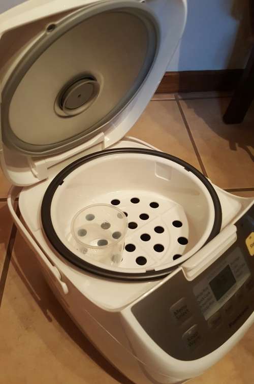 Panasonic 10 cup/1.8 Liter Rice Cooker Digital SR DE183