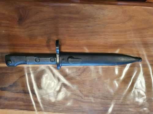 Bayonet with barrel lug adapter to fit R4 / Galil rifle.