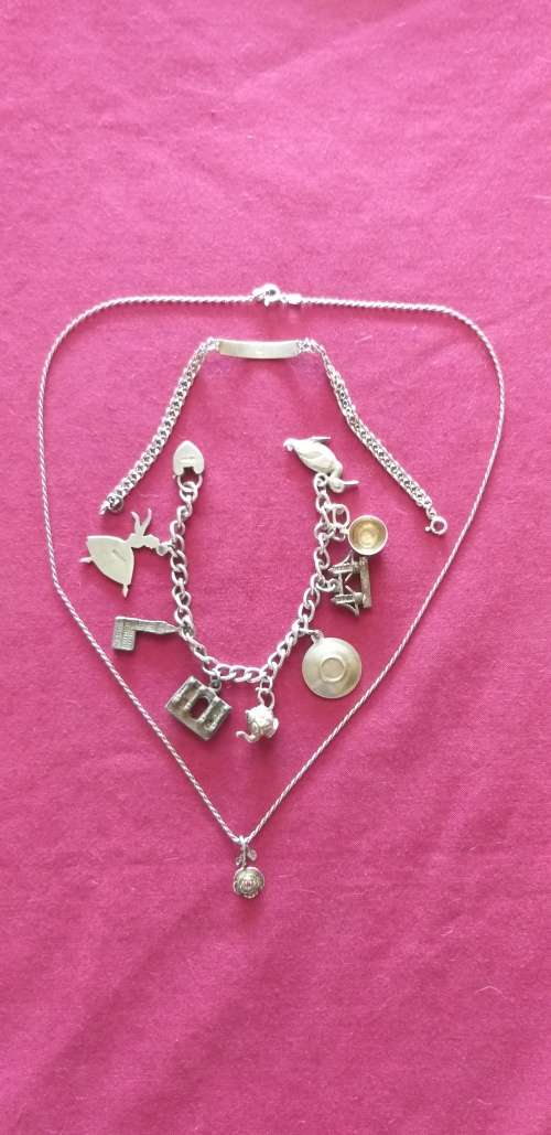 Beautiful vintage sterling sliver necklace with pendant and 2x bracelets. Total weight 48.7gr.
