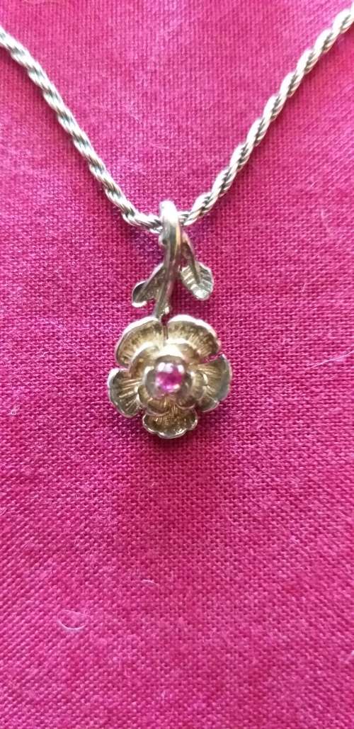 Beautiful vintage sterling sliver necklace with pendant and 2x bracelets. Total weight 48.7gr.