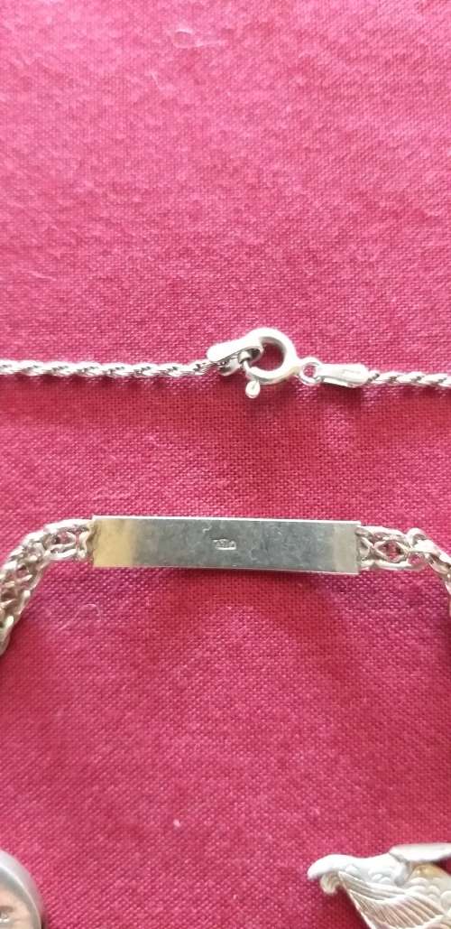 Beautiful vintage sterling sliver necklace with pendant and 2x bracelets. Total weight 48.7gr.