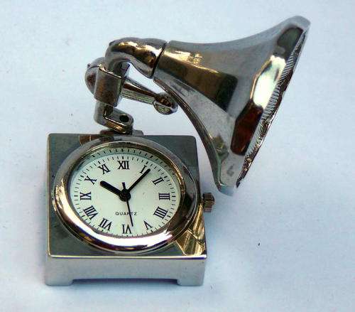 BEAUTIFUL MINIATURE CLOCK "OLDFASHIONED RECORD PLAYER"