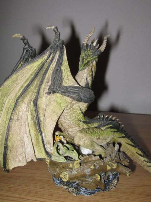COLLECTABLE DRAGON FIGURE