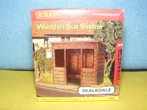 Hornby OO Skaledale wooden Bus Shelter (Boxed)