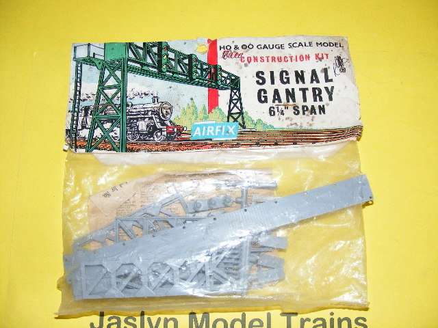 Airfix HO Signal Gantry.