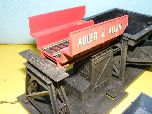 Hornby OO Motorized Conveyer and Coal off-loader.