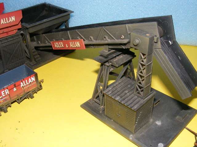 Hornby OO Motorized Conveyer and Coal off-loader.