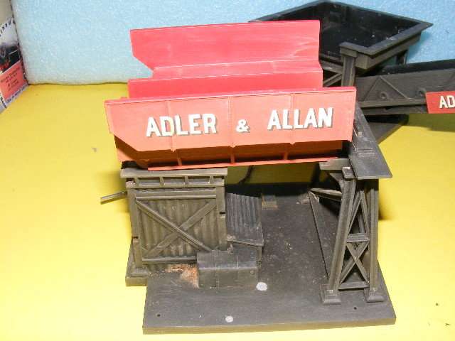 Hornby OO Motorized Conveyer and Coal off-loader.