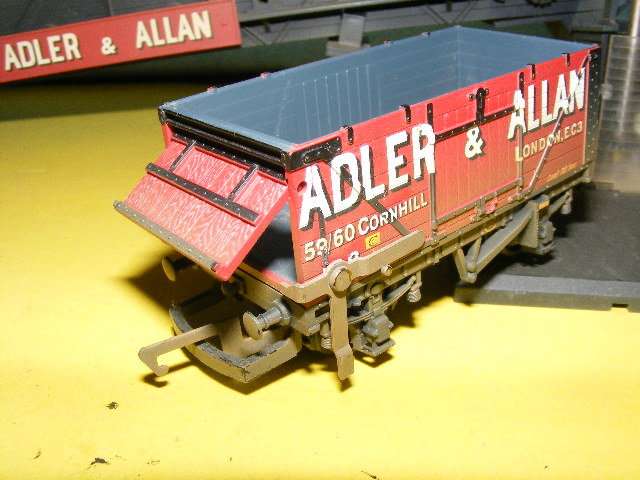 Hornby OO Motorized Conveyer and Coal off-loader.
