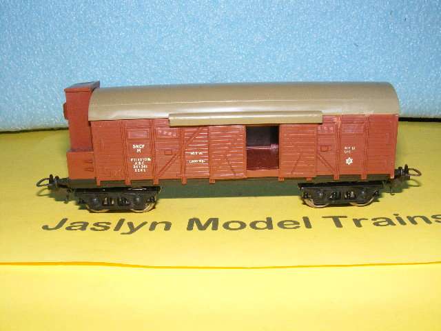 Lima HO Box Wagon with Sliding doors and Tail lights