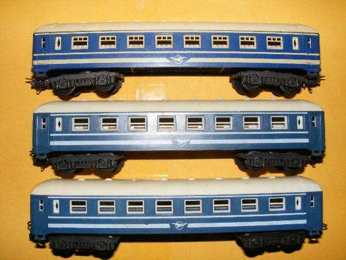 Lima HO Junior Blue Train coach set.
