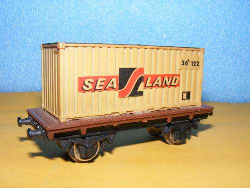 Lima HO Flat bed with container.