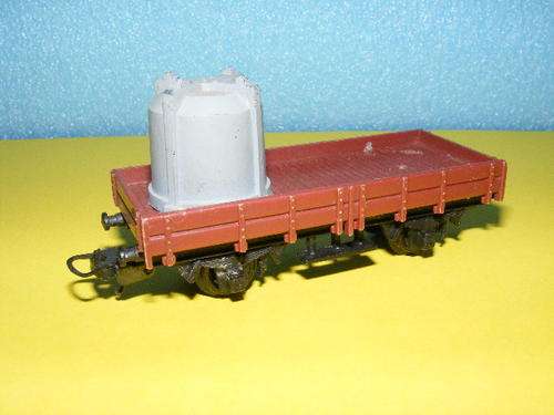 Lima HO Flat bed with load.