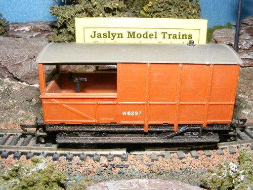 Tri-ang OO Guards Van.