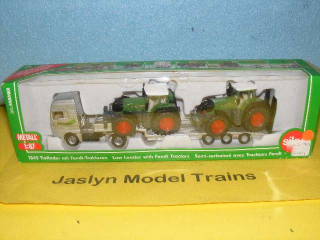 Siku HO Low Bed with Tractors (Boxed)