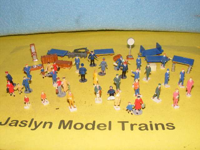 HO Job Lot Figures and Station accessories,
