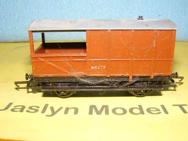 Tri-ang OO Guards Van,