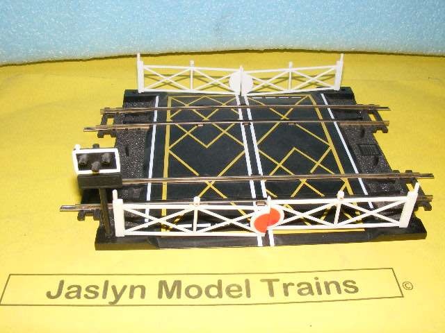 Hornby OO Double Level Crossing,