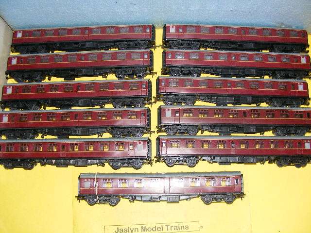 OO Passenger Coaches x 11,