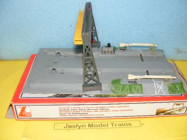 Lima HO Overhead Gantry Signal with Level Crossing (Boxed)
