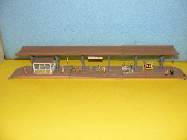 HO Platform with accessories,