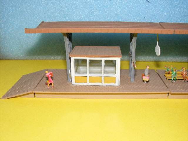 HO Platform with accessories,