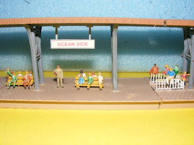 HO Platform with accessories,