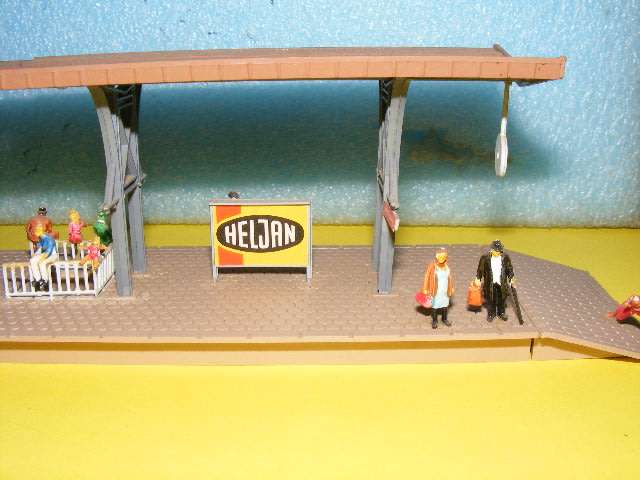 HO Platform with accessories,