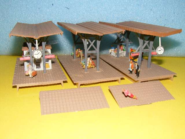 HO Platform with accessories,