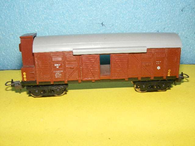 Lima HO Box wagon with sliding doors