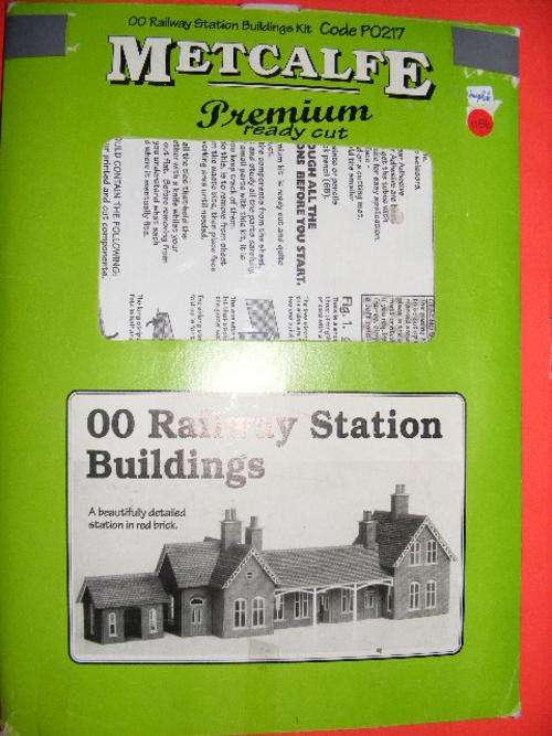 Metcalfe HO Railway Station Buildings (Ready Cut Card Kit)