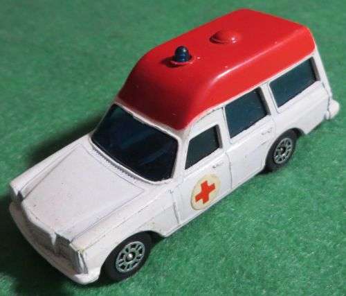 **CORGI**BINZ AMBULANCE**MERCEDES BENZ 220D**MADE IN GREAT BRITAIN**