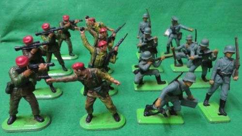 **BRITAINS LTD**16 X SOLDIERS**DEETAIL**1971 & 1978**