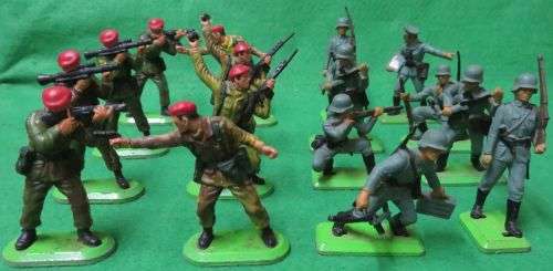 **BRITAINS LTD**16 X SOLDIERS**DEETAIL**1971 & 1978**