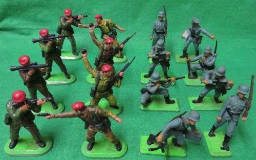 **BRITAINS LTD**16 X SOLDIERS**DEETAIL**1971 & 1978**