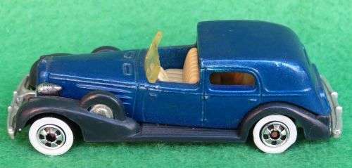 **HOTWHEELS**1935 CADILLAC**METAL BASE**