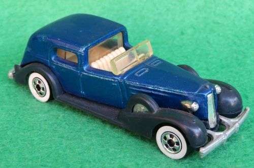 **HOTWHEELS**1935 CADILLAC**METAL BASE**