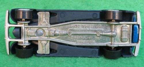 **HOTWHEELS**1935 CADILLAC**METAL BASE**