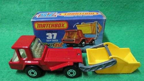**MATCHBOX LESNEY No.37**SKIP TRUCK**METAL BASE**MOVING PARTS**BOXED 1975**