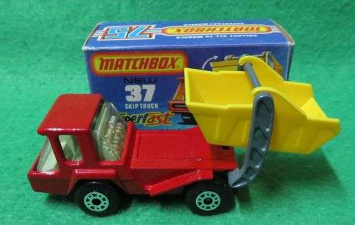 **MATCHBOX LESNEY No.37**SKIP TRUCK**METAL BASE**MOVING PARTS**BOXED 1975**