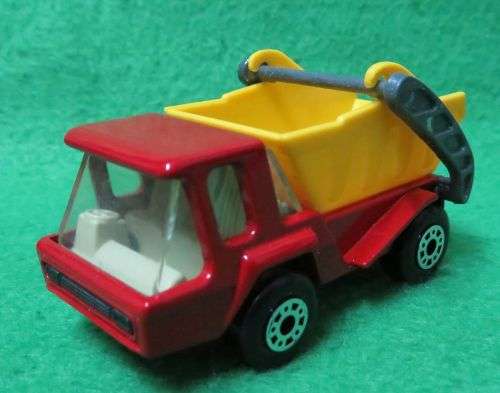 **MATCHBOX LESNEY No.37**SKIP TRUCK**METAL BASE**MOVING PARTS**BOXED 1975**