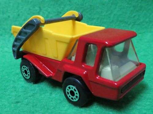 **MATCHBOX LESNEY No.37**SKIP TRUCK**METAL BASE**MOVING PARTS**BOXED 1975**