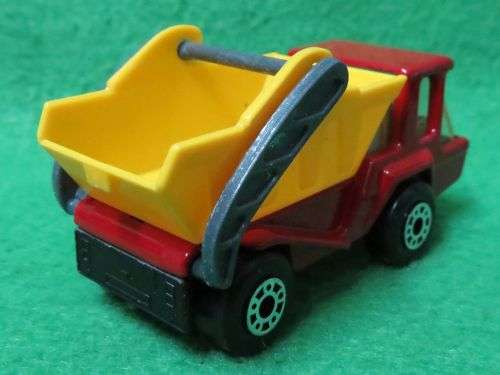 **MATCHBOX LESNEY No.37**SKIP TRUCK**METAL BASE**MOVING PARTS**BOXED 1975**