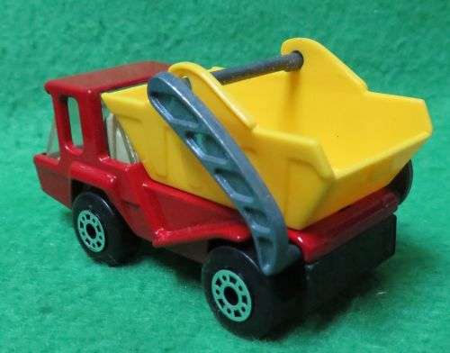 **MATCHBOX LESNEY No.37**SKIP TRUCK**METAL BASE**MOVING PARTS**BOXED 1975**