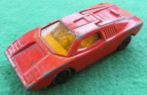 **MATCHBOX LESNEY No.27**LAMBORGHINI COUNTACH**METAL BASE**BOOTLID OPENS**